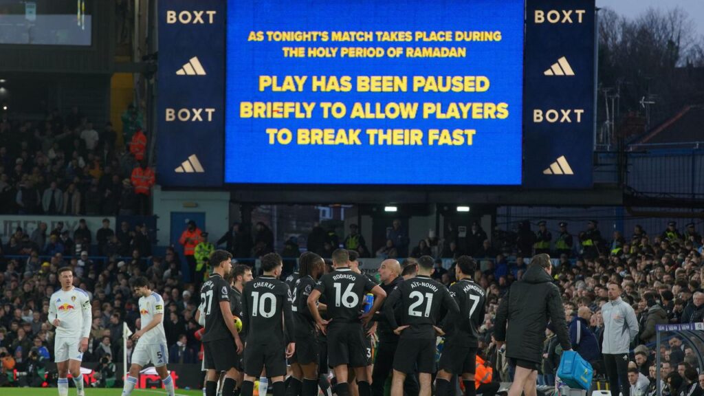 Premier League Memanas! Fans Leeds Ejek Pemain Man City yang Buka Puasa